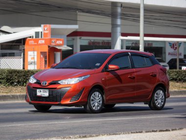Chiangmai, Tayland - 19 Ocak 2020: Özel araba toyota Yaris Hatchback Eco Car. Fotoğraf 121 no 'lu yolda, Chiangmai Tayland şehir merkezinden yaklaşık 8 km uzaklıkta..