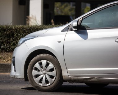 Chiangmai, Tayland - 19 Ocak 2020: Özel araba toyota Yaris Hatchback Eco Car. Fotoğraf 121 no 'lu yolda, Chiangmai Tayland şehir merkezinden yaklaşık 8 km uzaklıkta..