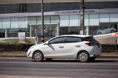 Chiangmai, Tayland - 19 Ocak 2020: Özel araba toyota Yaris Hatchback Eco Car. Fotoğraf 121 no 'lu yolda, Chiangmai Tayland şehir merkezinden yaklaşık 8 km uzaklıkta..