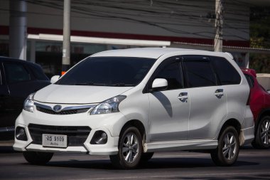 Chiangmai, Tayland - 19 Ocak 2020: Er Toyota Avanza arabası. Urbun Kullanıcı için mini SUV Car. Fotoğraf 121 no 'lu yolda, Chiangmai Tayland şehir merkezinden yaklaşık 8 km uzaklıkta..