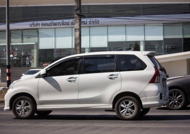 Chiangmai, Tayland - 19 Ocak 2020: Er Toyota Avanza arabası. Urbun Kullanıcı için mini SUV Car. Fotoğraf 121 no 'lu yolda, Chiangmai Tayland şehir merkezinden yaklaşık 8 km uzaklıkta..