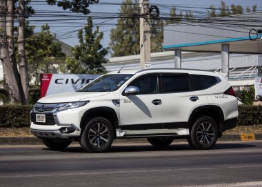 Chiangmai, Tayland - 19 Ocak 2020: Er Mitsubishi Pajero SUV Car. 1001 no 'lu yolda. Chiangmai şehrinden 18 km uzakta..