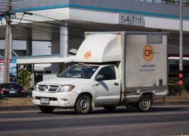 Chiangmai, Tayland - 19 Ocak 2020: Cp Company 'nin soğutulmuş konteynır kamyonu. Fotoğraf 1001 no 'lu yolda, Chiangmai, Tayland şehir merkezinden yaklaşık 8 km uzaklıkta..