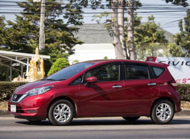 Chiangmai, Tayland - 19 Ocak 2020: Özel Yeni Eko Araba Nissan Note. 1001 no 'lu yolda. Chiangmai şehrinden 18 km uzakta..