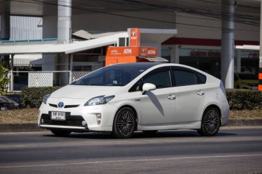 Chiangmai, Tayland - 19 Ocak 2020: özel araba Toyota Prius Hybrid System. 1001 no 'lu yolda. Chiangmai İş Alanından 18 km uzakta..