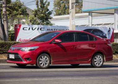 hiangmai, Tayland - 19 Ocak 2020: özel Sedan arabası Toyota Vios. 1001 no 'lu yolda. Chiangmai İş Alanından 18 km uzakta..