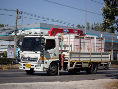 hiangmai, Tayland - 19 Ocak 2020: Er Hino Crane Truck. 1001 no 'lu yolda. Chiangmai İş Alanından 18 km uzakta..