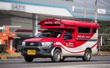 Chiangmai, Tayland - 9 Ocak 2020: Orange mini kamyon taksisi Chiangmai, Prempracha Bölgesi ile Phrao Bölgesi arasında hizmet.