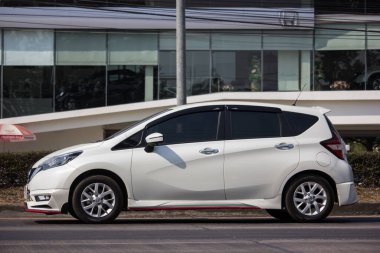 Chiangmai, Tayland - 9 Ocak 2020: Özel Yeni Eko Araba Nissan Note. 1001 no 'lu yolda. Chiangmai şehrinden 18 km uzakta..