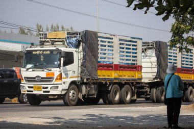 Chiangmai, Tayland - 9 Ocak 2020: Er Hino Kargo Truck. Fotoğraf 1001 nolu yolda, Chiangmai, Tayland 'a 8 km uzaklıkta..