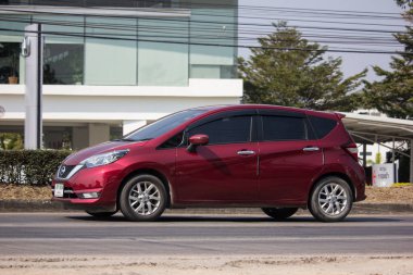 Chiangmai, Tayland - 9 Ocak 2020: Özel Yeni Eko Araba Nissan Note. 1001 no 'lu yolda. Chiangmai şehrinden 18 km uzakta..