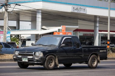Chiangmai, Tayland - 17 Ocak 2020: özel eski pikap, Toyota Hilux Mighty X. 1001 numaralı yolda, Chiangmai şehrinden 8 km uzakta..