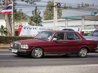 Chiangmai, Tayland - 21 Ocak 2020 Mercedes Benz 230 'un özel eski arabası. Fotoğraf 1001 no 'lu yolda, Chiangmai Tayland şehir merkezinden yaklaşık 8 km uzaklıkta..