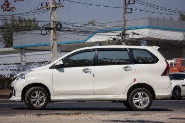 Chiangmai, Tayland - 7 Şubat 2020: er Toyota Avanza arabası. Urbun Kullanıcı için mini SUV Car. Fotoğraf 121 no 'lu yolda, Chiangmai Tayland şehir merkezinden yaklaşık 8 km uzaklıkta..