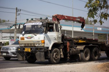 Chiangmai, Tayland - 7 Şubat 2020: Er Hino Crane Truck. 1001 no 'lu yolda. Chiangmai İş Alanından 18 km uzakta..