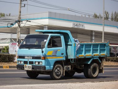 Chiangmai, Tayland - 7 Şubat 2020: er Isuzu Çöp Kamyonu. 1001 no 'lu yolda. Chiangmai İş Alanından 18 km uzakta..