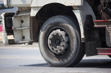 Chiangmai, Tayland - 7 Şubat 2020 Dayton Lastikleri. 1001 numaralı yolda, Chiangmai şehrinden 8 km uzakta..