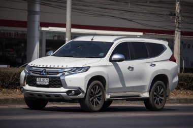 Chiangmai, Tayland - 13 Şubat 2020: Er Mitsubishi Pajero SUv Car. 1001 no 'lu yolda. Chiangmai şehrinden 18 km uzakta..