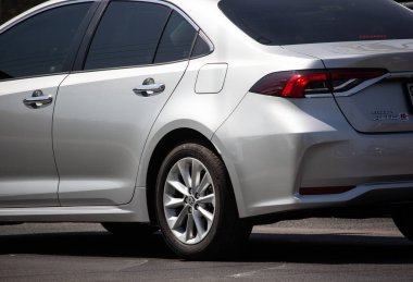 Chiangmai, Tayland - 13 Şubat 2020: özel araba, Yeni Toyota Corolla Altis. On ikinci kuşak. 1001 numaralı yolda, Chiangmai şehrinden 8 km uzakta..