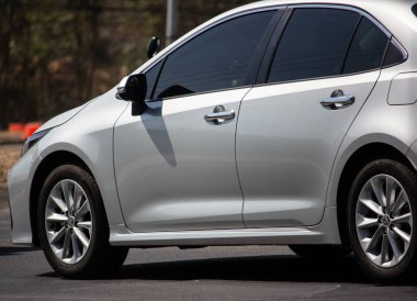 Chiangmai, Tayland - 13 Şubat 2020: özel araba, Yeni Toyota Corolla Altis. On ikinci kuşak. 1001 numaralı yolda, Chiangmai şehrinden 8 km uzakta..