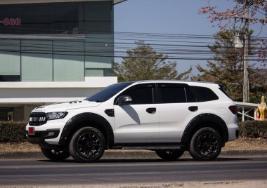 Chiangmai, Tayland - 14 Şubat 2020: özel SUV aracı Ford Everest. 1001 no 'lu yolda. Chiangmai İş Alanından 18 km uzakta..