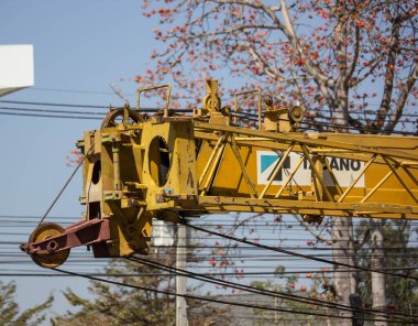 Chiangmai, Tayland - 18 Şubat 2020: Cj Crane Şirketi 'nden Tadano Crane Truck. Fotoğraf 121 no 'lu yolda, Chiangmai, Tayland şehir merkezinden yaklaşık 8 km uzaklıkta..