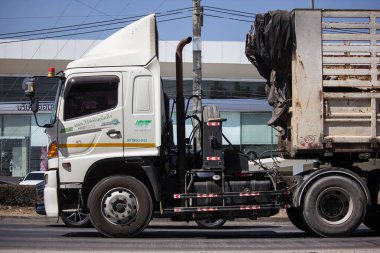 Chiangmai, Tayland - 14 Şubat 2020 Hino Tünelleme Nakliye Şirketi 'nin karavan kamyonu. Fotoğraf 121 numaralı yolda, Chiangmai, Tayland 'a 8 km uzaklıkta..
