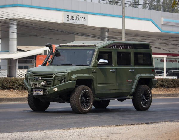Чиангмай, Таиланд - 18 февраля 2020: Трансформатор Thairung, Sports Utility Vi design and built by thairung company. двигатель использовать тойоту. Фото на трассе 121, 8 км от города Чиангмай, Таиланд
.