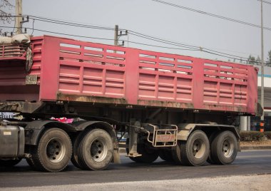 Chiangmai, Tayland - 18 Şubat 2020 Thanachai Şirketi 'nin karavan kamyonu. 1001 numaralı yolda, Chiangmai şehrinden 8 km uzakta..