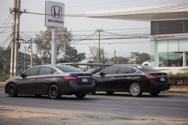 Chiangmai, Tayland - 18 Şubat 2020: özel araba, Nissan Slyphy. 1001 no 'lu yolda, şehrin kuzeyinde, Chiangmai Merkezi' ne yaklaşık 8 km uzaklıkta..