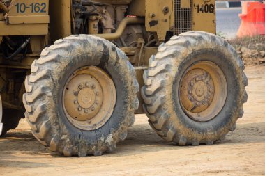 Chiangmai, Tayland - 18 Şubat 2020: İnşaat alanında Büyük Kedi Tekerleği 140 bin motor dereceli. Chiangmai şehrinin çevre yolunun dışındaki 121 numaralı yolun fotoğrafı..