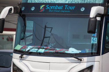 Chiangmai, Tayland - 20 Şubat 2020: Sombattour şirketinin Scania 15 Metre Otobüs Şoförü. Bangkok ve Chiangmai yolu. Fotoğraf 121 numaralı yolda. Chiangmai, Tayland..