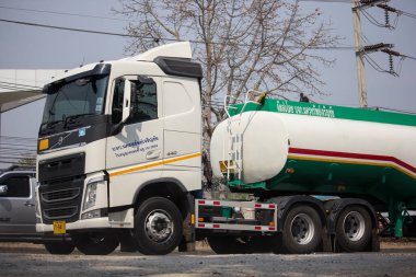 Chiangmai, Tayland - 20 Şubat 2020: NAKRONSUB şirketinden Molasses Tank Truck. 1001 nolu yolda, Chiangmai şehrinden 8 km uzakta..