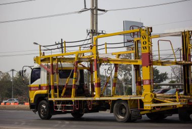 Chiangmai, Tayland - 20 Şubat 2020: Wheel on Wheel Carrier Truck. 1001 numaralı yolda, Chiangmai şehrinden 8 km uzakta..
