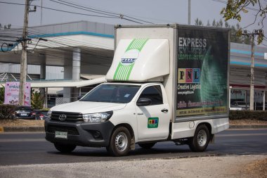 Chiangmai, Tayland - 20 Şubat 2020: PNL Lojistik Taşımacılık Şirketi 'nin konteyner kamyonu. Fotoğraf 121 no 'lu yolda, Chiangmai Tayland şehir merkezinden yaklaşık 8 km uzaklıkta..