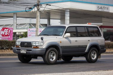 Chiangmai, Tayland - 20 Şubat 2020: özel SUV arabası, Toyota Prado. 1001 no 'lu yolda, Chiangmai İş Alanından 8 km uzakta..