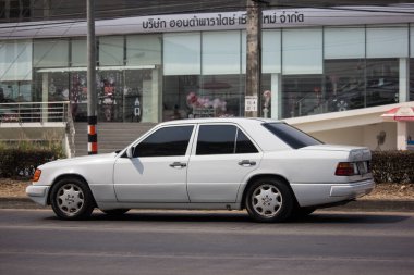 Chiangmai, Tayland - 20 Şubat 2020: lüks Mercedes Benz 220E. Fotoğraf Chiangmai şehrinin kuzeyindeki 1001 numaralı radyal yolda..