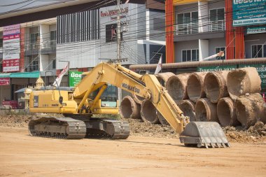 Chiangmai, Tayland - 12 Mart 2020: Özel Komatsu kepçesi inşaat alanında. 1001 no 'lu yolda. Chiangmai şehrinden 18 km uzakta..