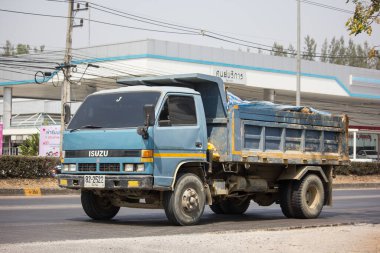Chiangmai, Tayland - 20 Şubat 2020: Er Isuzu Eski Çöp Kamyonu. 1001 no 'lu yolda. Chiangmai İş Alanından 18 km uzakta..