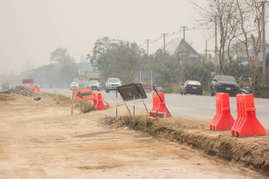 Chiangmai, Tayland - 15 Mart 2020: Chiangmai yolunda duman ve kirlilik bulutu. Chiangmai şehrinin Aqi 'si 15 Mart' ta şehir kirliliği sıralamasındadır..