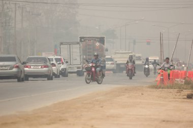 Chiangmai, Tayland - 15 Mart 2020: Chiangmai yolunda duman ve kirlilik bulutu. Chiangmai şehrinin Aqi 'si 15 Mart' ta şehir kirliliği sıralamasındadır..