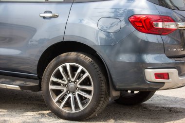 Chiangmai, Tayland - 20 Şubat 2020: Özel SUV aracı Ford Everest. 1001 no 'lu yolda. Chiangmai İş Alanından 18 km uzakta..