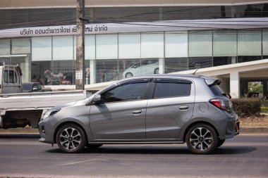 Chiangmai, Tayland - 4 Mart 2020: Özel Eko arabası Mitsubishi Mirage. 1001 no 'lu yolda. Chiangmai İş Alanından 18 km uzakta..