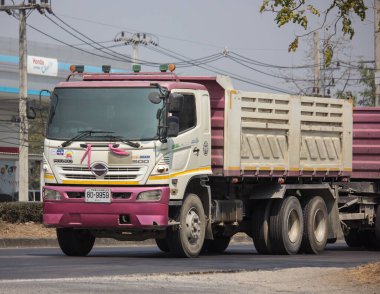 Chiangmai, Tayland - 20 Şubat 2020 Thanachai Şirketi 'nin karavan kamyonu. 1001 numaralı yolda, Chiangmai şehrinden 8 km uzakta..