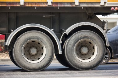 Chiangmai, Tayland - 20 Şubat 2020 DeEStone Truck lastikleri. 1001 numaralı yolda, Chiangmai şehrinden 8 km uzakta..