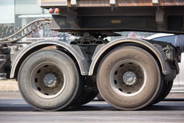Chiangmai, Tayland - 20 Şubat 2020 DeEStone Truck lastikleri. 1001 numaralı yolda, Chiangmai şehrinden 8 km uzakta..