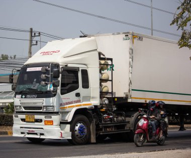 Chiangmai, Tayland - 20 Şubat 2020: Şef Lojistik Taşımacılık Şirketi 'nin konteyner kamyonu. Fotoğraf 121 numaralı yolda, Chiangmai, Tayland 'a 8 km uzaklıkta..