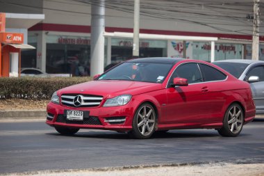 Chiangmai, Tayland - 4 Mart 2020: lüks Mercedes Benz C180. Fotoğraf Chiangmai şehrinin kuzeyindeki 1001 numaralı radyal yolda..