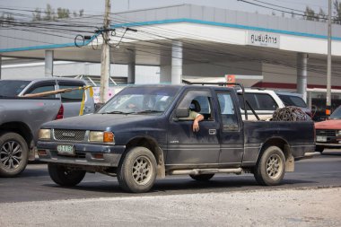 Chiangmai, Tayland - 4 Mart 2020: Er Isuzu TFR kamyonet. 1001 no 'lu yolda. Chiangmai şehrinden 18 km uzakta..