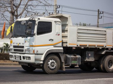 Chiangmai, Tayland - 4 Mart 2020: er Mitsubishi Fuso Çöp Kamyonu. Fotoğraf 121 numaralı yolda, Chiangmai, Tayland 'a 8 km uzaklıkta..